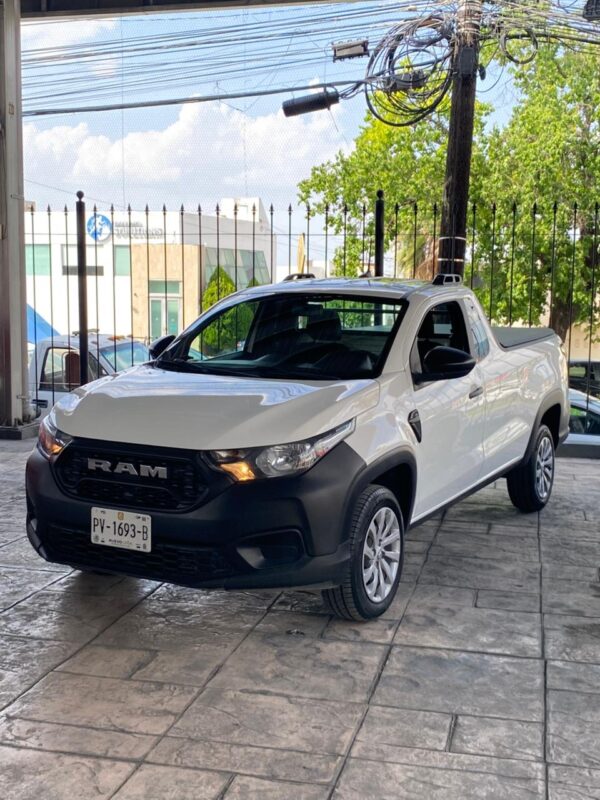 3 RAM 700 SLT 2024
