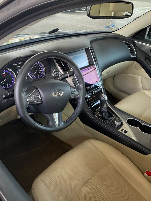 3 INFINITI Q50 SEDUCCION 2017